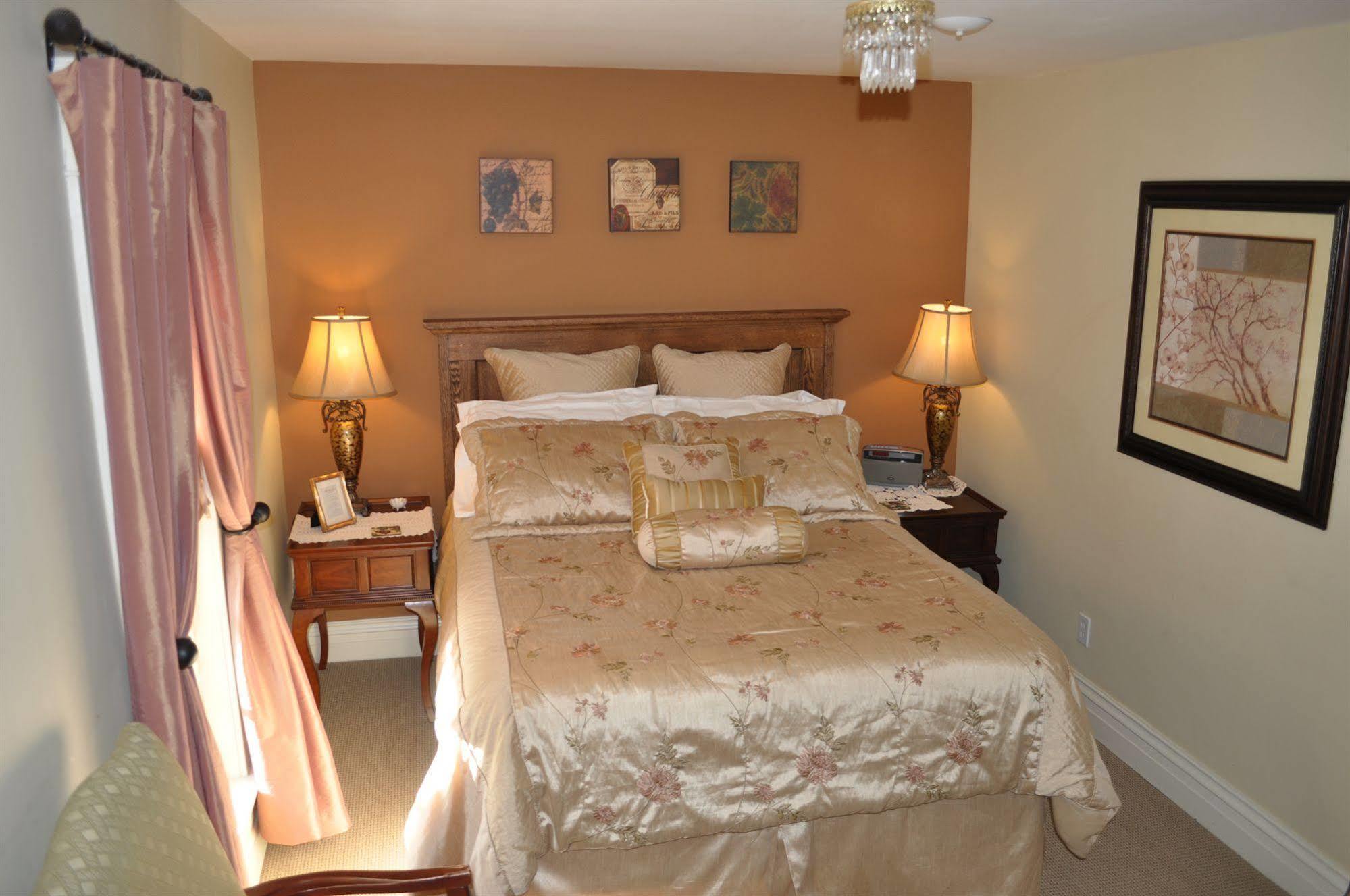Bed and Breakfast The Red Coat Ниагара-он-те-Лейк Экстерьер фото